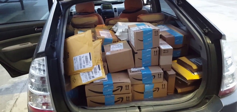 La patronal de logística y transporte acusa a Amazon de repartir su paquetería en vehículos particulares