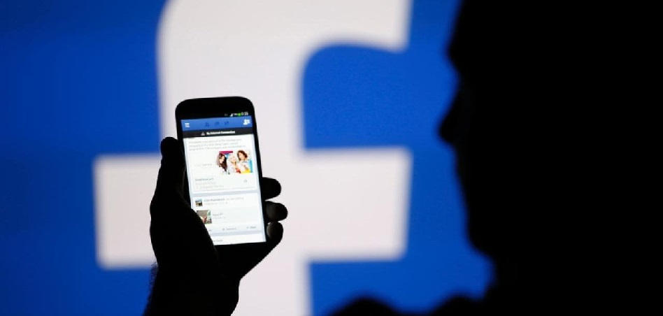 Facebook prioriza en su muro a los contactos frente a las noticias 