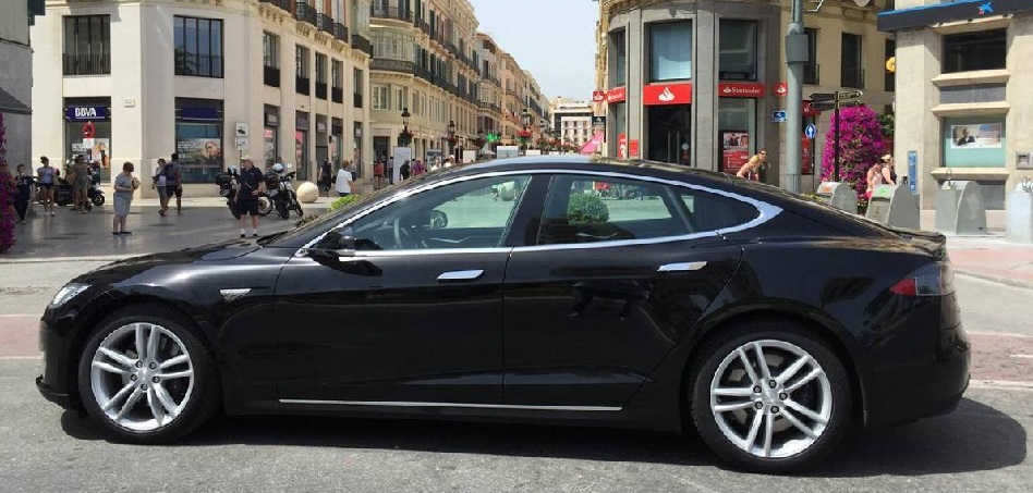 Tesla sube la persiana de su primera tienda en Madrid