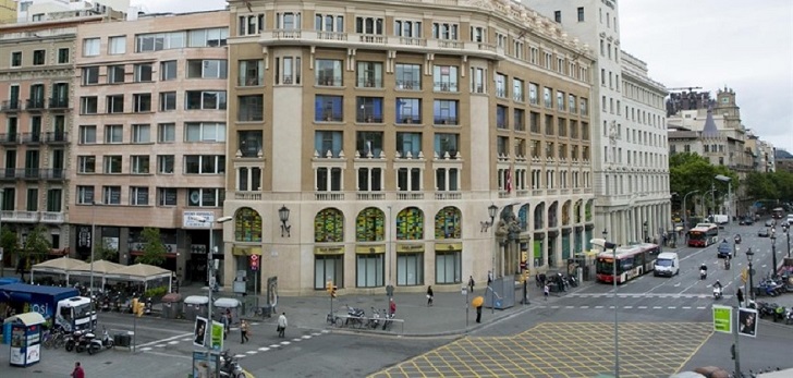 Huawei acecha a Apple: el grupo chino negocia instalarse en la Plaza Cataluña de Barcelona
