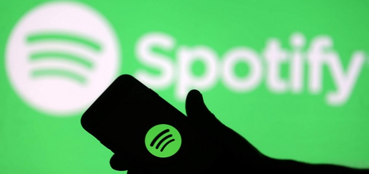 Spotify pone fin a una disputa legal antes de concluir el año. El grupo sueco, que ofrece un servicio de música en streaming, ha resuelto la demanda de 1.600 millones de dólares (1.407 millones de euros) presentada por la editorial Wixen Music Publishing en diciembre de 2017. La compañía estadounidense acusó a Spotify de presunta infracción de derechos de autor, ya que estaba usando decenas de miles de canciones sin la licencia debida. Un año después, ambas partes han acordado solucionar la disputa mediante un pacto cuyos términos financieros no han sido divulgados. No obstante, Spotify ha afirmado a los accionistas ante el regulador bursátil de Estados Unidos (SEC, por sus siglas en inglés) que no ha abonado los 1.600 millones de dólares. Las dos compañías han emitido una declaración conjunta en la que aseguran haber aceptado una desestimación definitiva de la demanda. “La conclusión del litigio es parte de una asociación comercial más amplia entre las partes, que resuelve de manera justa y razonable las reclamaciones legales presentadas por Wixen Music Publishing en relación con las licencias anterior del catálogo de Wixen y establece una relación mutuamente ventajosa para el futuro”, recoge la declaración conjunta. Según TechCrunch, los fondos del acuerdo van destinados a pagos atrasados de regalías, mientras que el resto del pacto contempla cómo se pagarán estas en el futuro. La demanda de Wixen a finales del año pasado se produjo mientras Spotify cogía carrerilla para ejecutar su salto a bolsa. Entonces, el grupo sueco acababa de presentar la documentación necesaria para dar ese paso ante la SEC. Spotify debutó en el parqué a inicios de abril con un alza del 25%. Actualmente, el valor de sus acciones se sitúa en 106 dólares (93 euros) y su capitalización es de 19.350 millones de dólares (17.011 millones de euros).