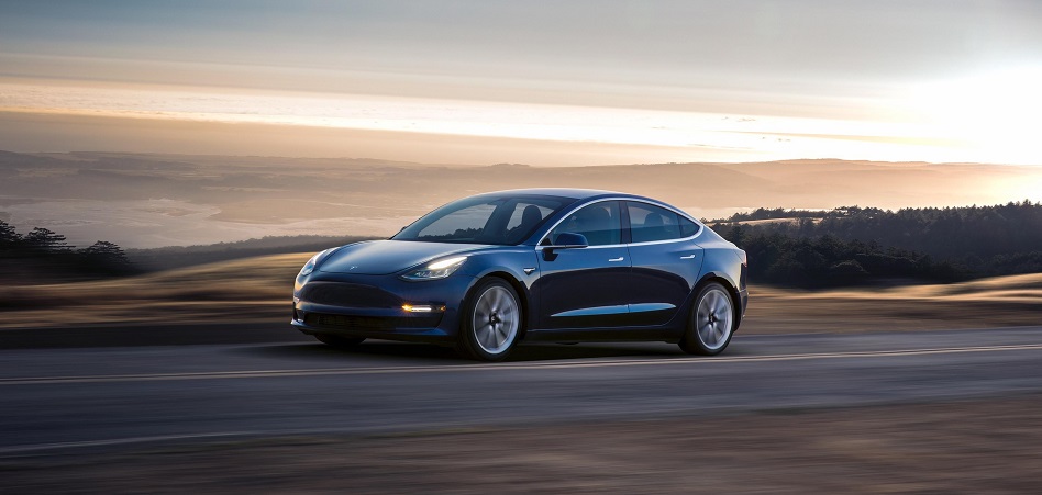 Tesla Model 3: con una recarga cruza España