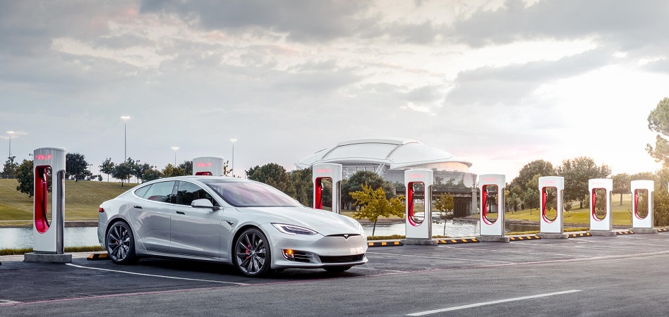Tesla se alía con los centros comerciales de Lar para instalar puntos de recarga en España