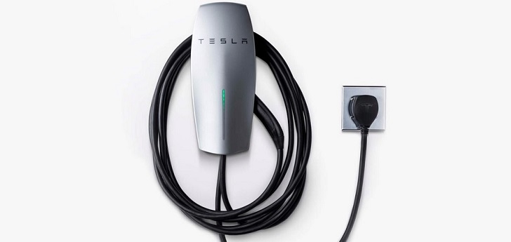 Tesla sortea los problemas de infraestructuras: lanza un cargador para el coche eléctrico que se conecta a un enchufe
