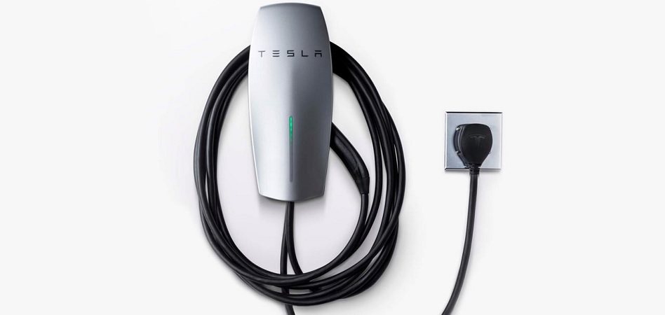 Tesla lanza un cargador para el coche eléctrico que se conecta a un enchufe